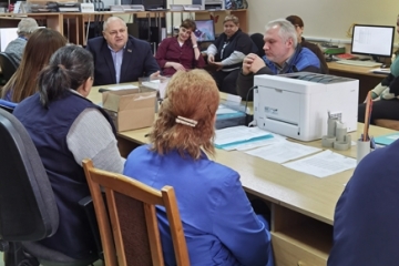 06.05.2025 в рамках «Недели нулевого травматизма» начальник службы обеспечения технической эксплуатации и охраны труда филиала Полоцкие электрические сети провел беседу на тему «Электробезопасность в быту и на производстве».  Работникам предприятия были п